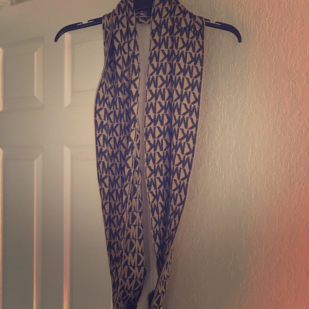 Micheal Kors infinity scarf 🧣
